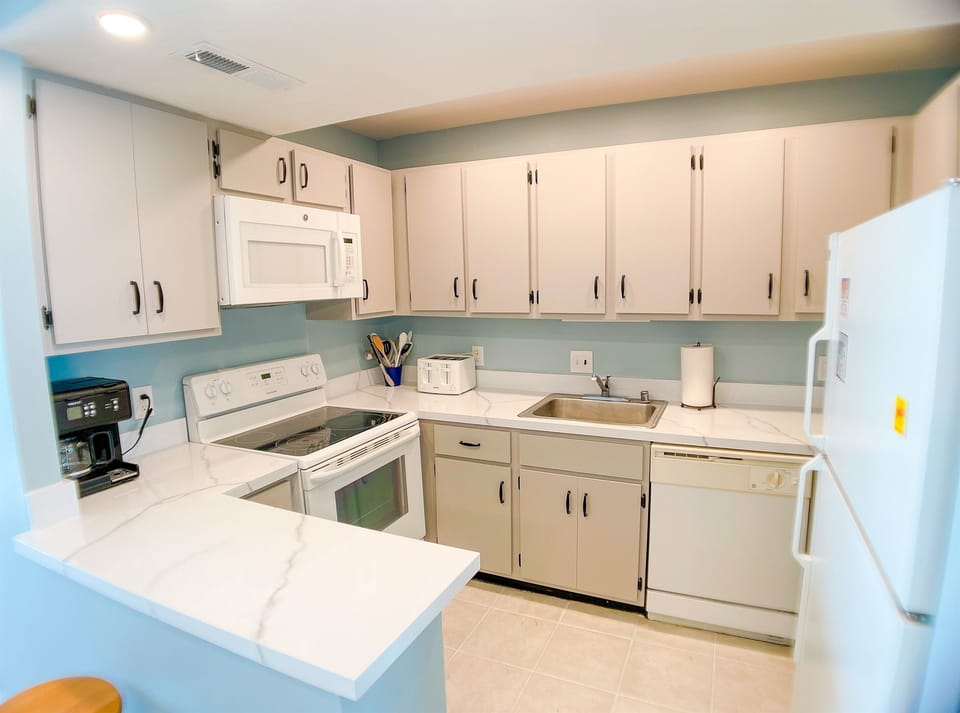 Full kitchen with everything you need!