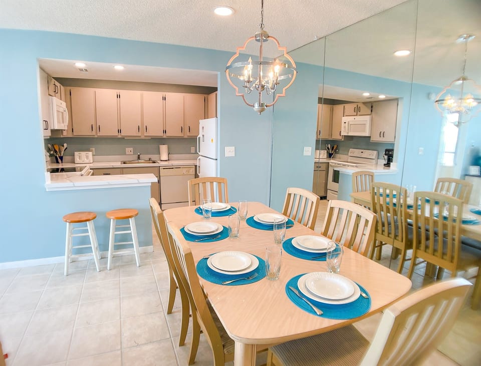 Dining room and breakfast bar