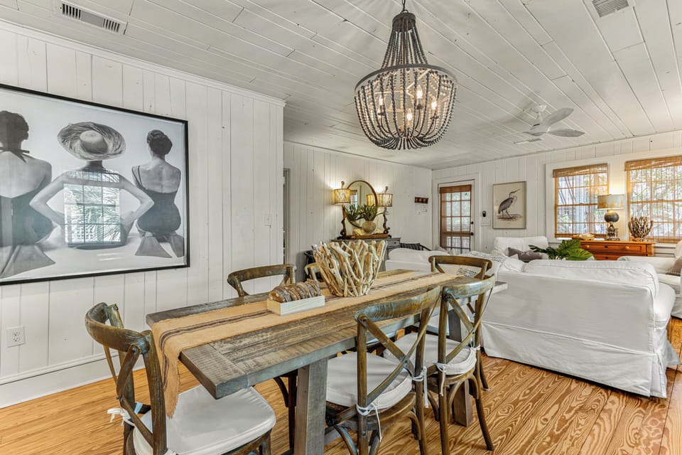 Main Dining room
open floor plan
(Top floor)