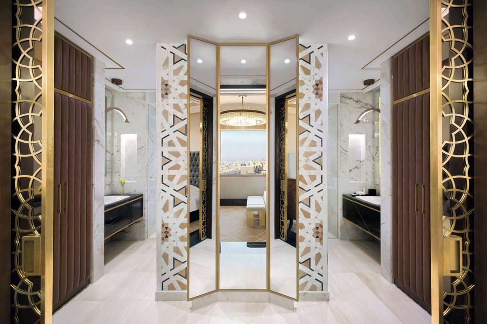 Combined shower/tub, rainfall showerhead, designer toiletries