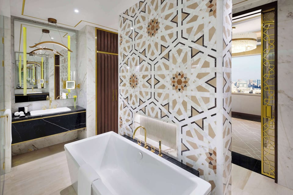 Combined shower/tub, rainfall showerhead, designer toiletries