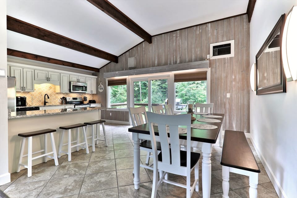 Open kitchen and dining area, where you can celebrate any occasion together (Left Unit)