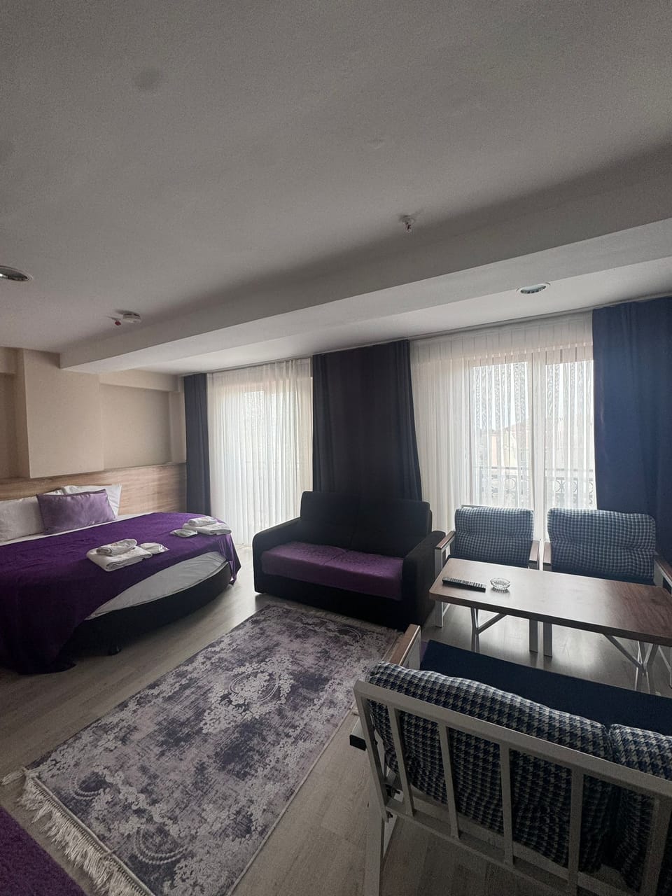 Deluxe Room, 1 King Bed | Desk, soundproofing, WiFi (free), individually furnished