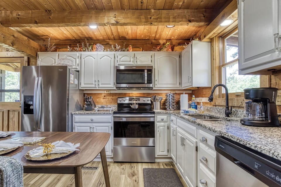 Smoky Mountain Log Cabin "Secluded Summit" - Fully furnished kitchen with granite countertops
