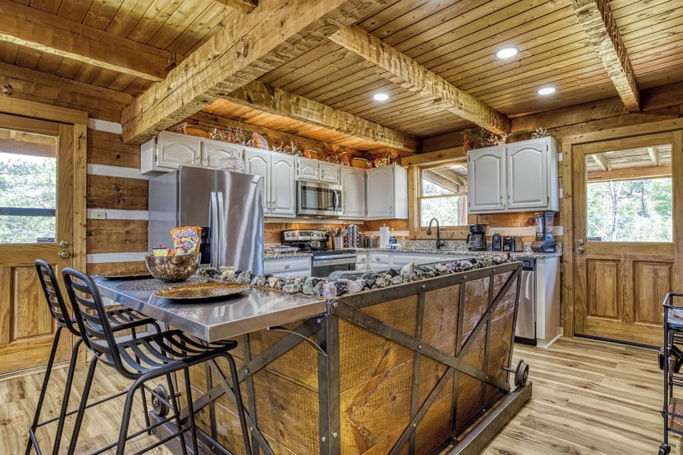 Wears Valley Log Cabin "Secluded Summit" - Fully furnished kitchen