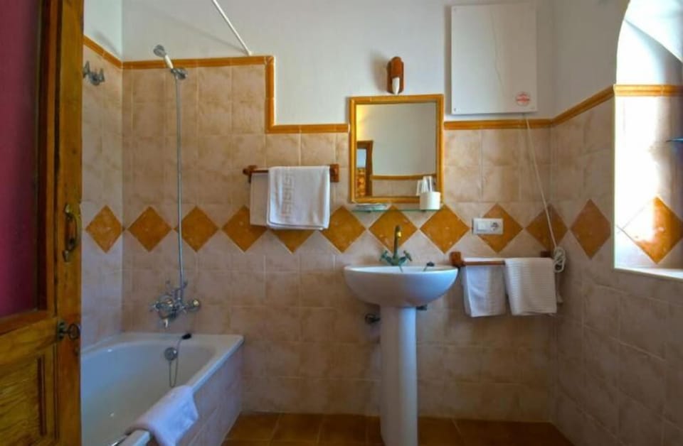 Combined shower/tub, free toiletries, hair dryer, bidet