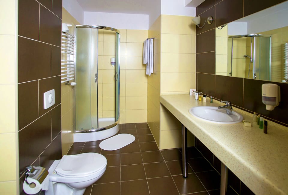 Comfort Studio, 1 Bedroom | Bathroom | Shower, hair dryer, towels