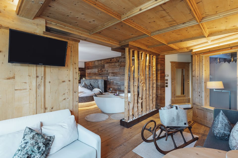 Luxury Suite | Down comforters, minibar, in-room safe, individually decorated