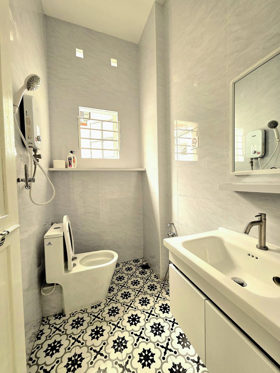 Shower, hair dryer, bidet, towels