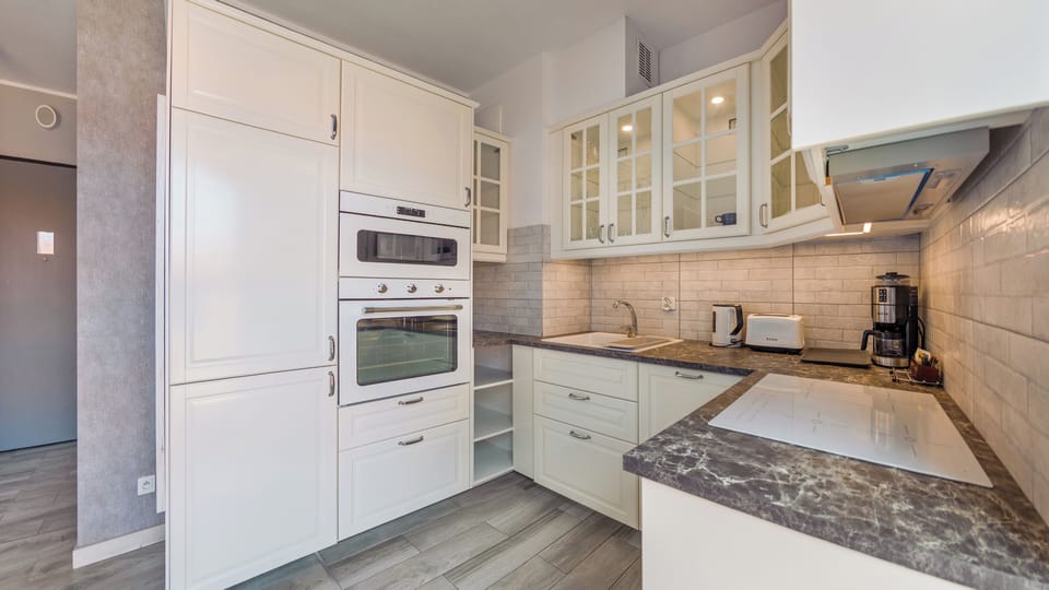 Studio (22 – ul. Chmielna 3A) | Private kitchenette | Coffee/tea maker, fridge, stovetop, electric kettle