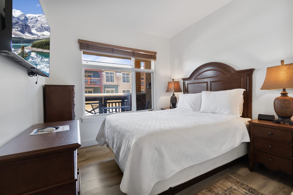 Second bedroom with a queen bed