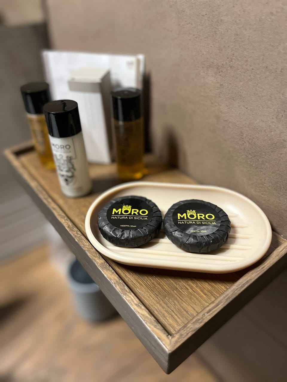 Deluxe Quadruple Room (106) | Bathroom | Free toiletries, hair dryer, bathrobes, slippers