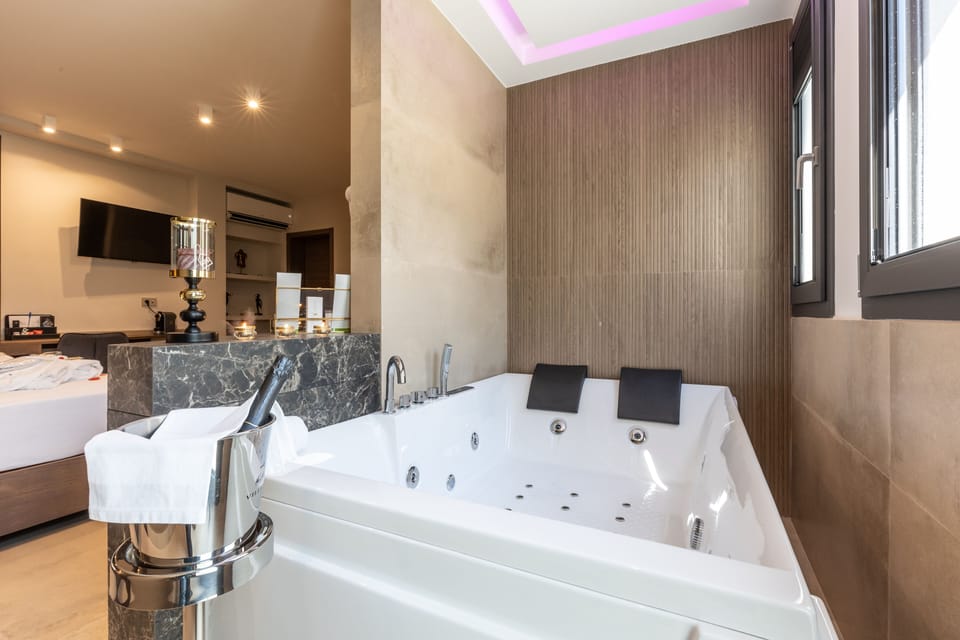 Luxury Studio Suite | Bathroom | Free toiletries, hair dryer, bathrobes, slippers