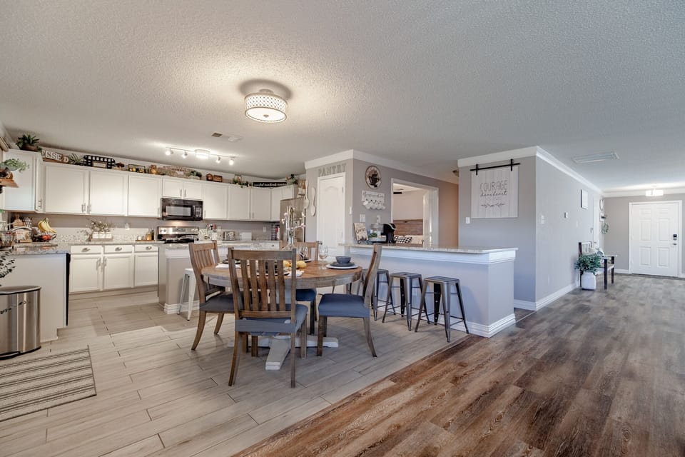 Eat-in kitchen