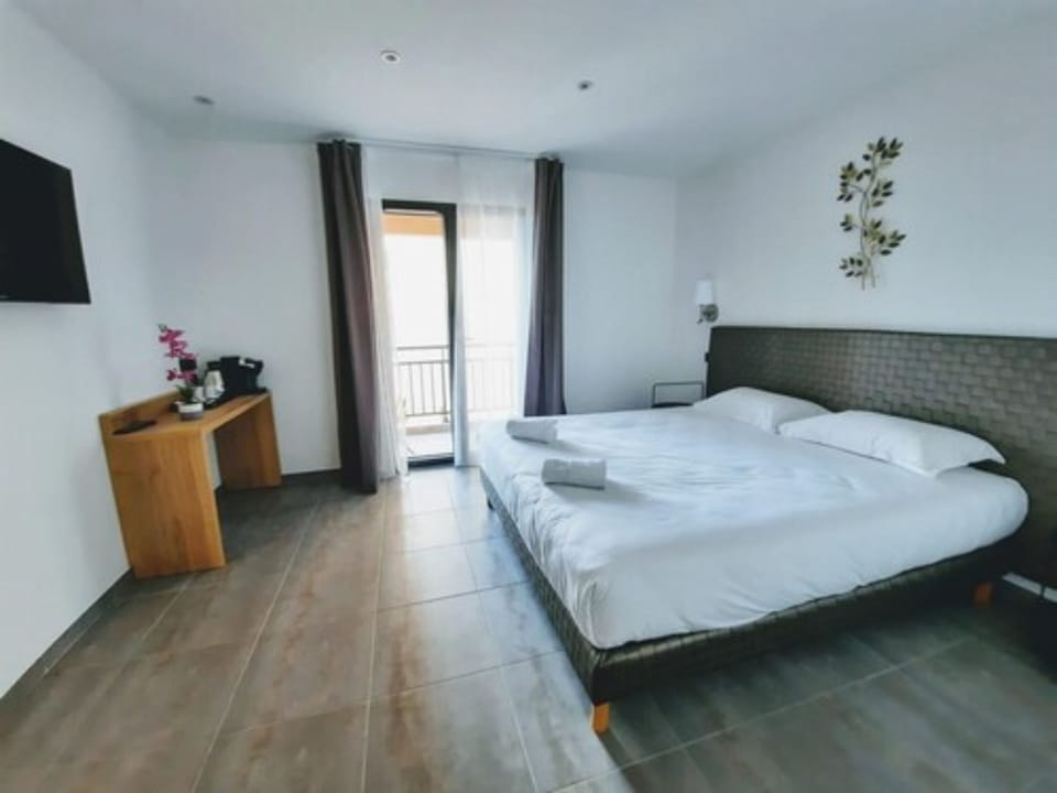Standard Room | Minibar, in-room safe, desk, laptop workspace