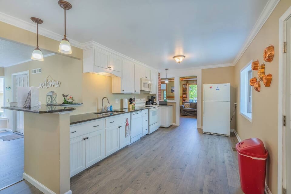 Large kitchen quipped with everything you need. 