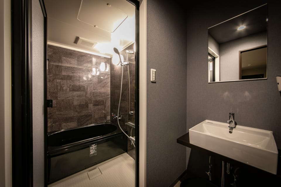 Royal Suite King, Smoking (E-Cigarettes Only) | Bathroom | Shower, free toiletries, hair dryer, bathrobes