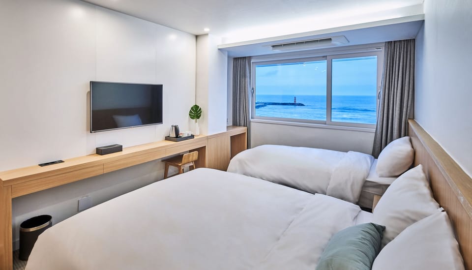 Deluxe Twin Room, Sea View | Desk, free WiFi, bed sheets