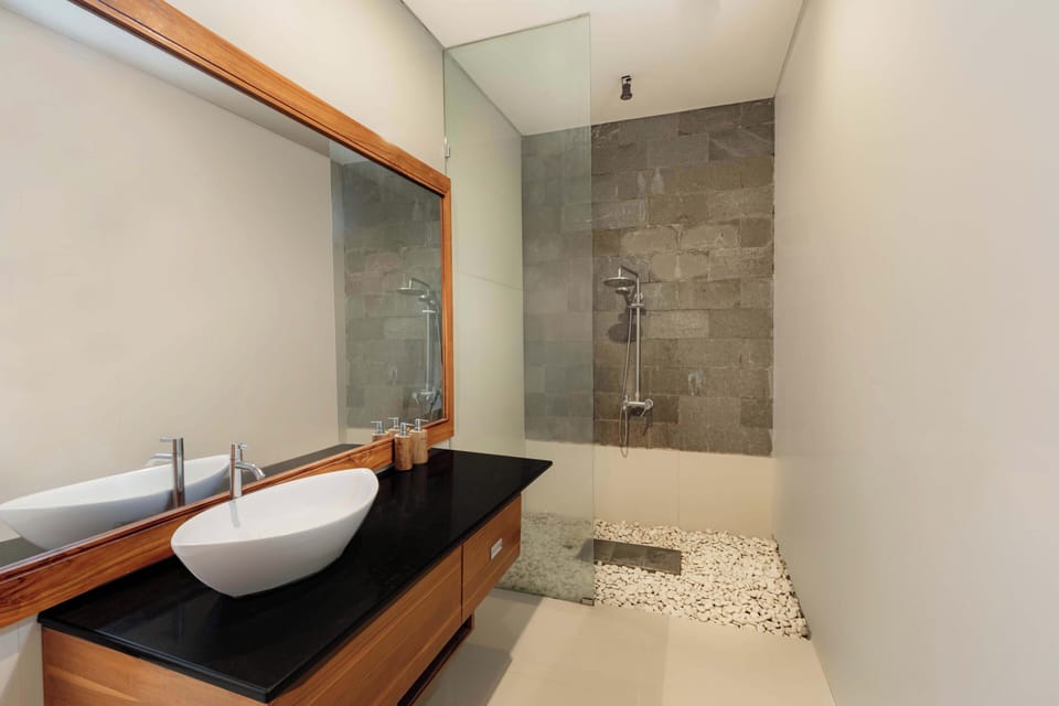 Family Room | Bathroom | Shower, towels