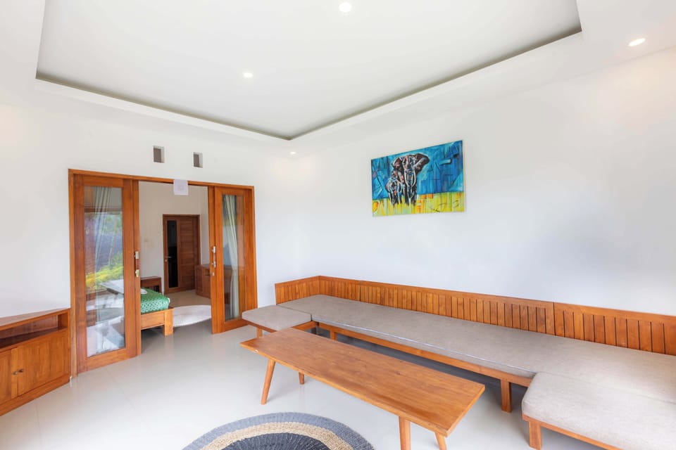 Family Room | Living area | 14-inch flat-screen TV with cable channels