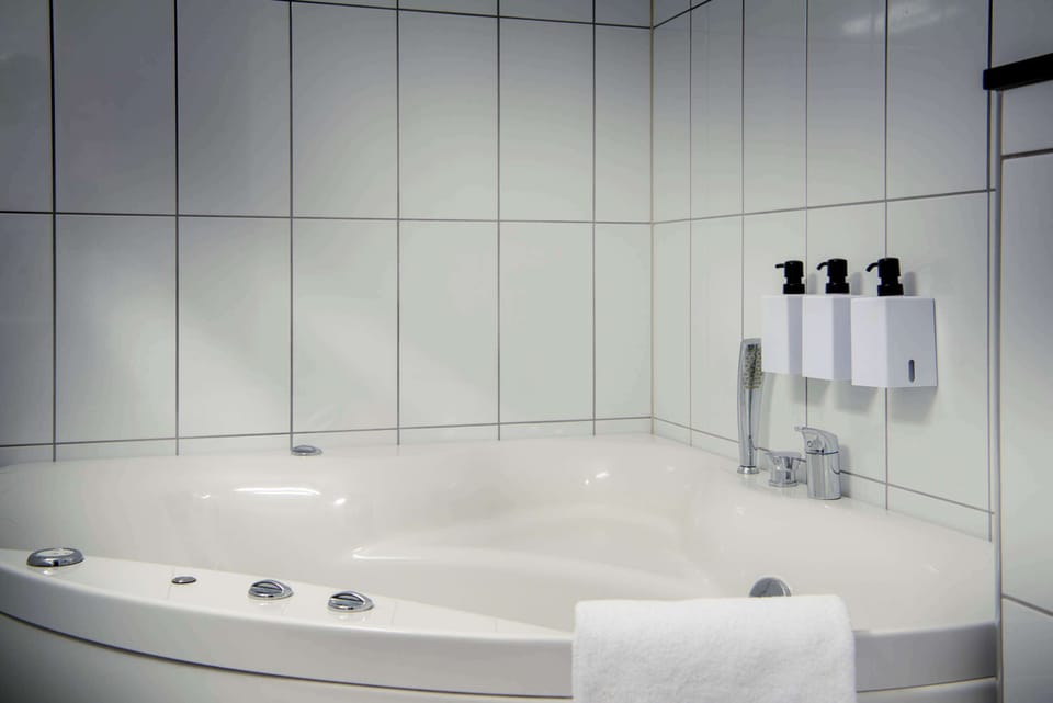 Junior Suite | Bathroom | Shower, hair dryer, towels