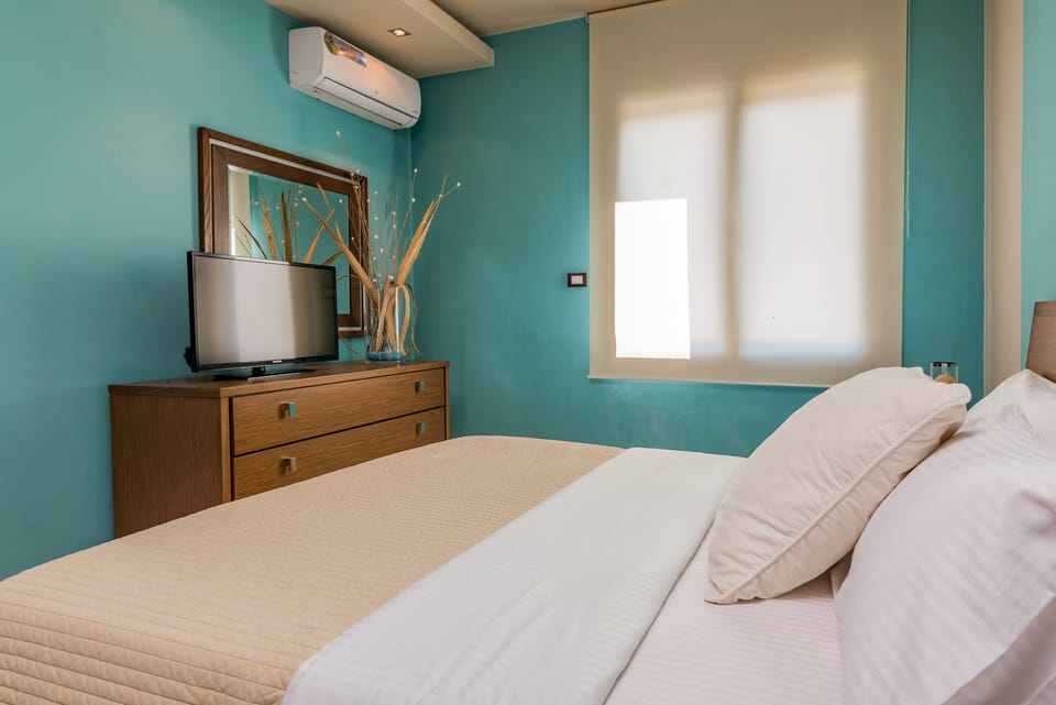 Double bedroom with queen-size bed (1.60x2.00) with window.