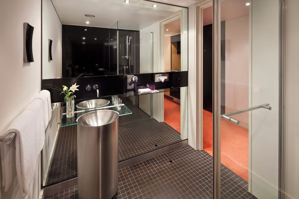 The Innside Twin Room | Bathroom | Free toiletries, hair dryer, towels