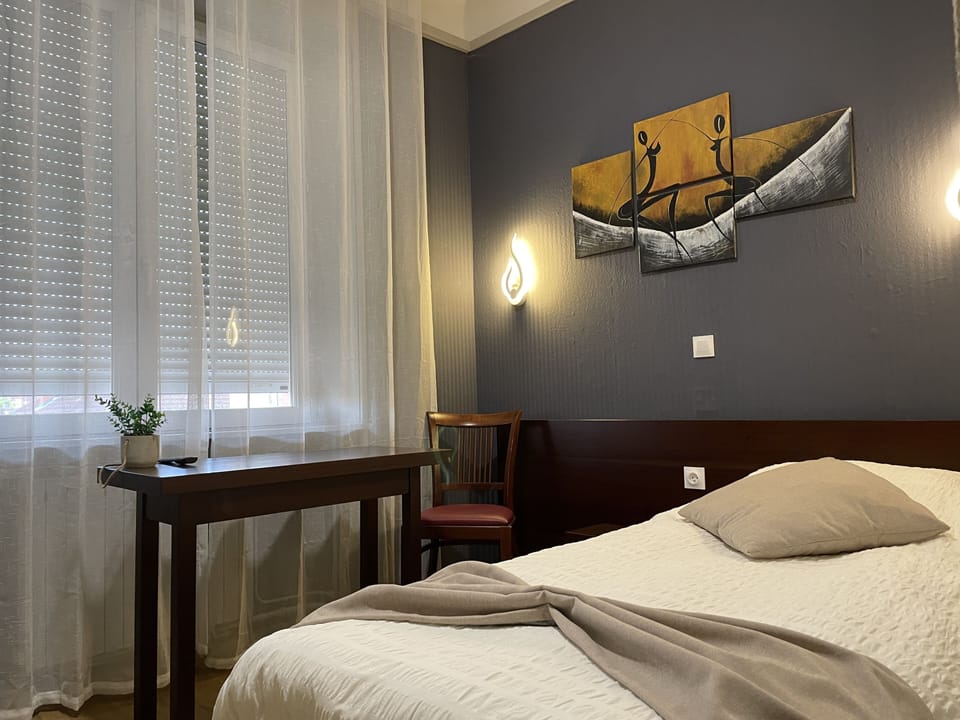 Economy Single Room, 1 Bedroom | Individually decorated, individually furnished, desk, laptop workspace