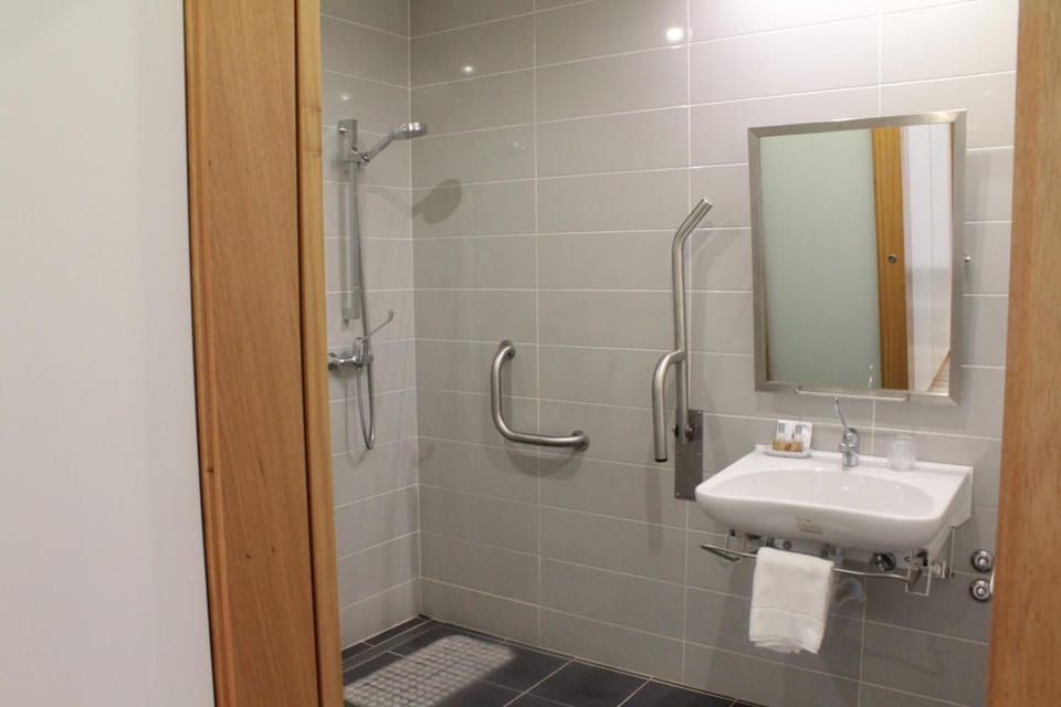 Shower, towels