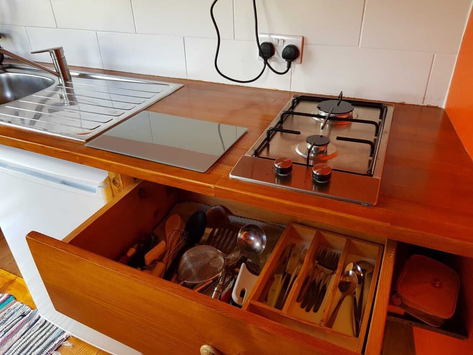 Cottage | Private kitchen | Fridge, oven, stovetop, electric kettle