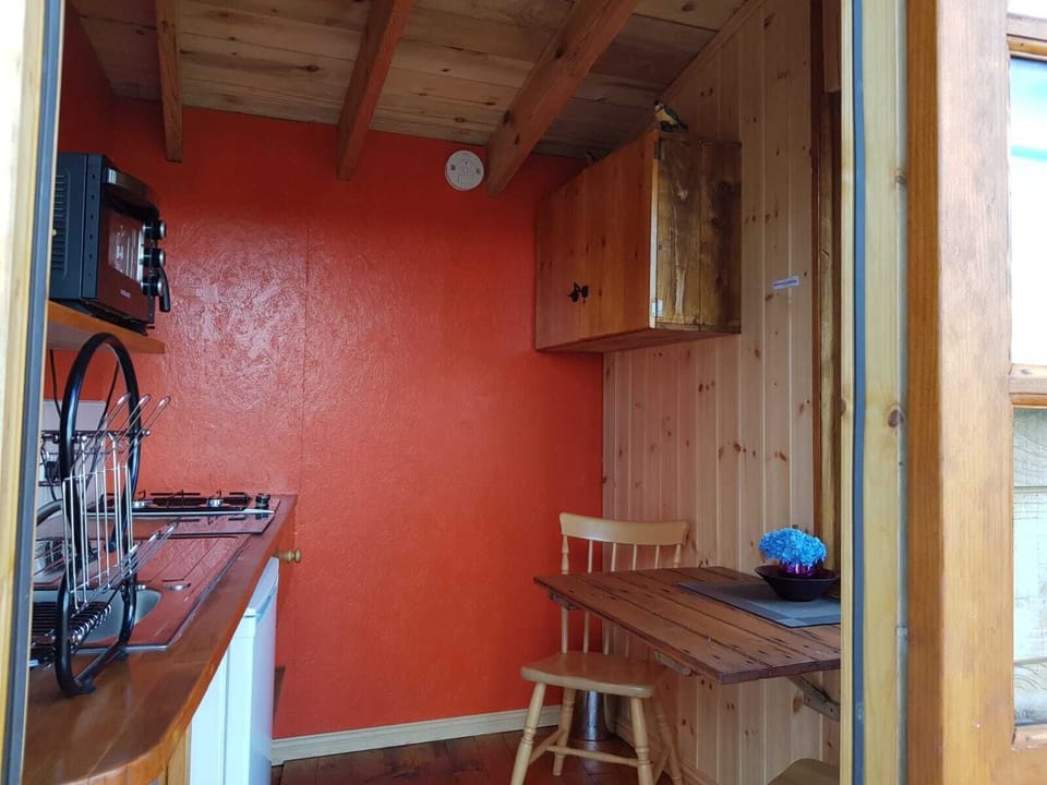 Cottage | Private kitchen | Fridge, oven, stovetop, electric kettle