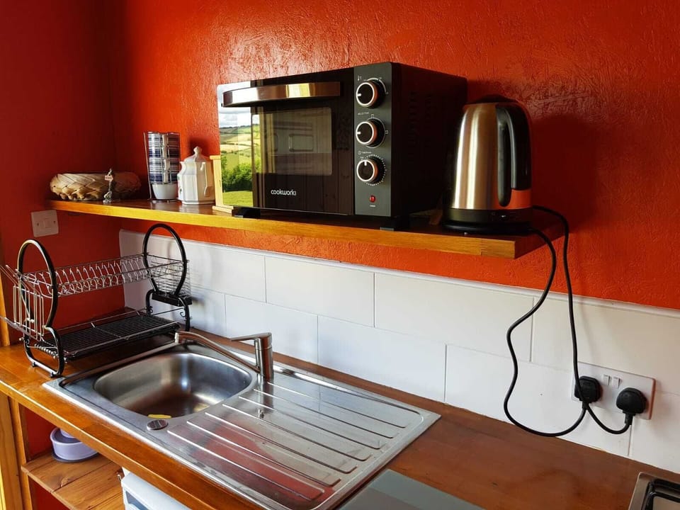 Cottage | Private kitchen | Fridge, oven, stovetop, electric kettle