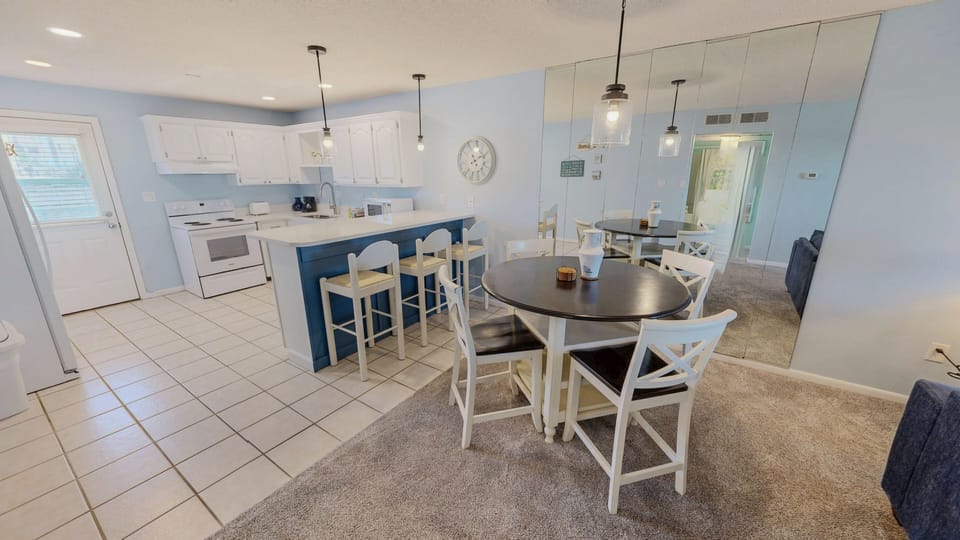 Condo, 2 Bedrooms | Dining