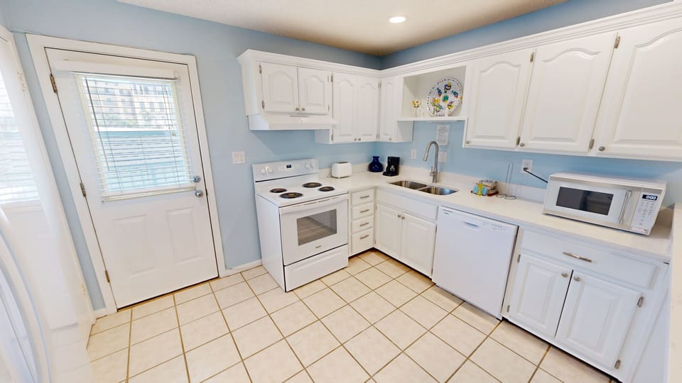 Condo, 2 Bedrooms | Private kitchen | Fridge, oven, coffee/tea maker, toaster