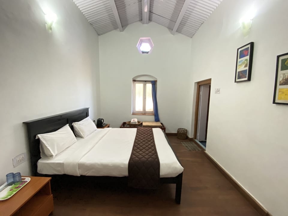 Deluxe Room | Iron/ironing board, bed sheets