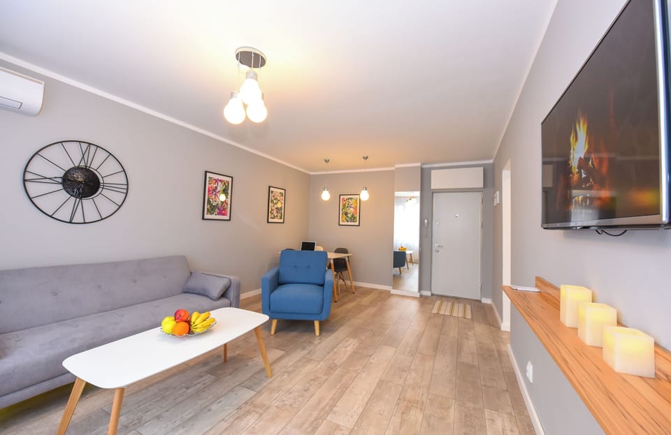 Apartment, 1 Bedroom, City View | Living area