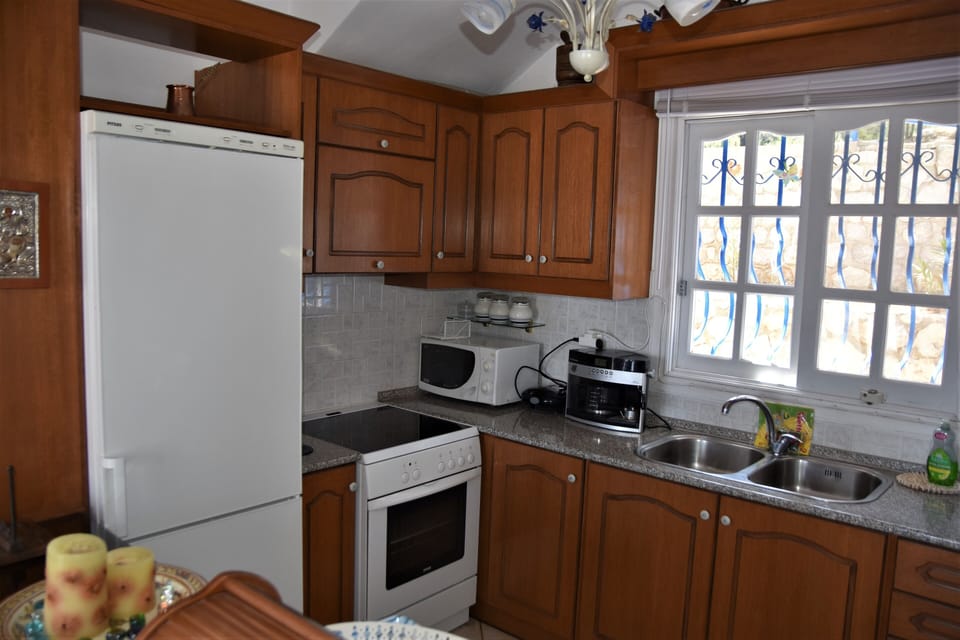 House, 2 Bedrooms, Balcony, Garden View | Private kitchen | Microwave, stovetop, coffee/tea maker, electric kettle