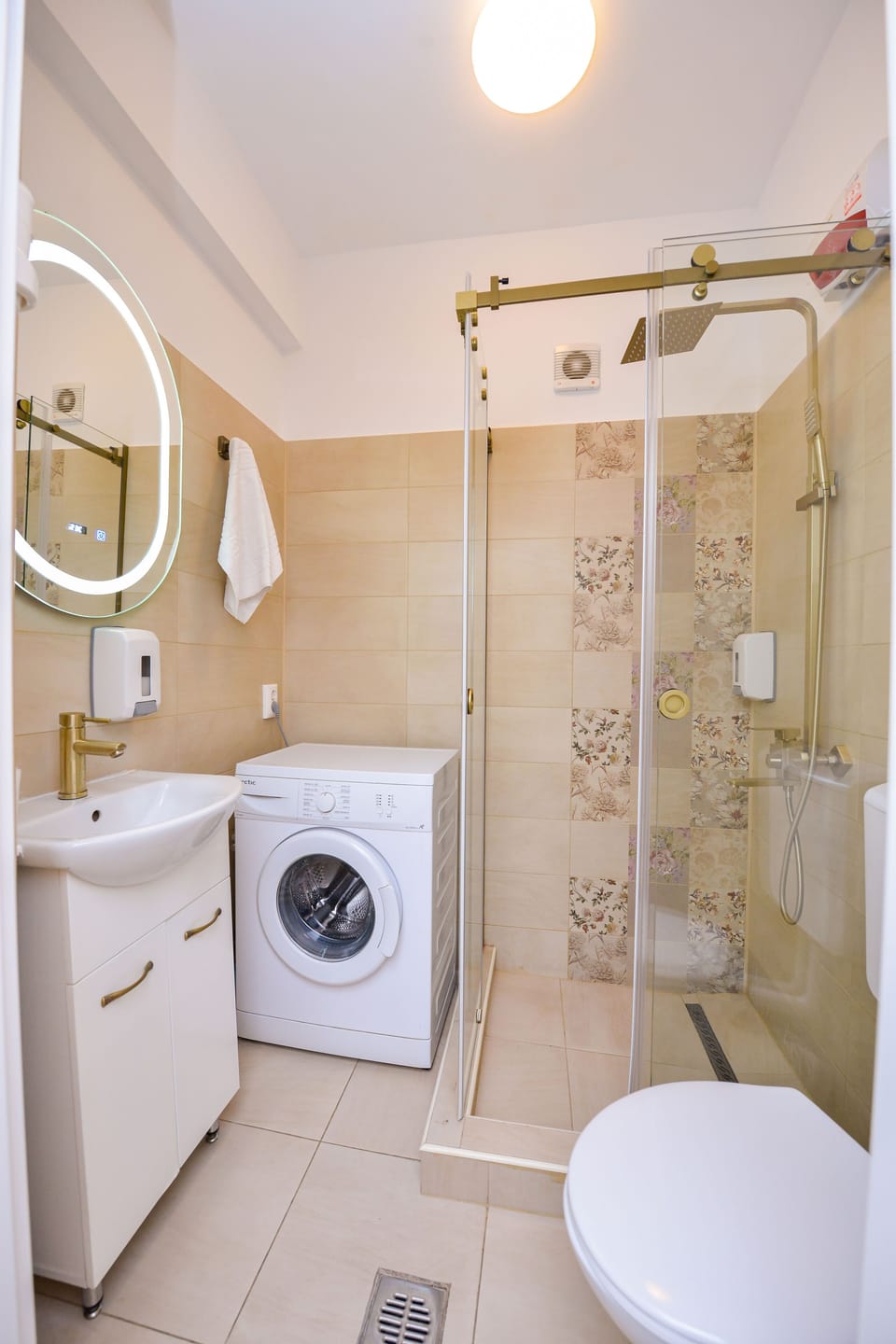 Tres Chic Studio Elegant Retreat on Calea Victoriei City Center Villa in Bucharest