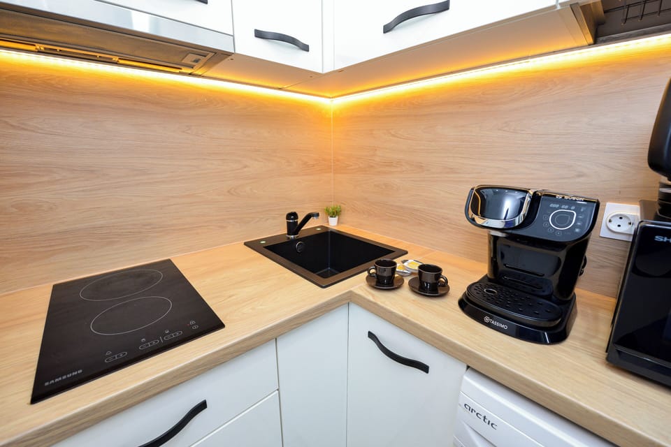 Studio, 1 Bedroom, City View | Private kitchen