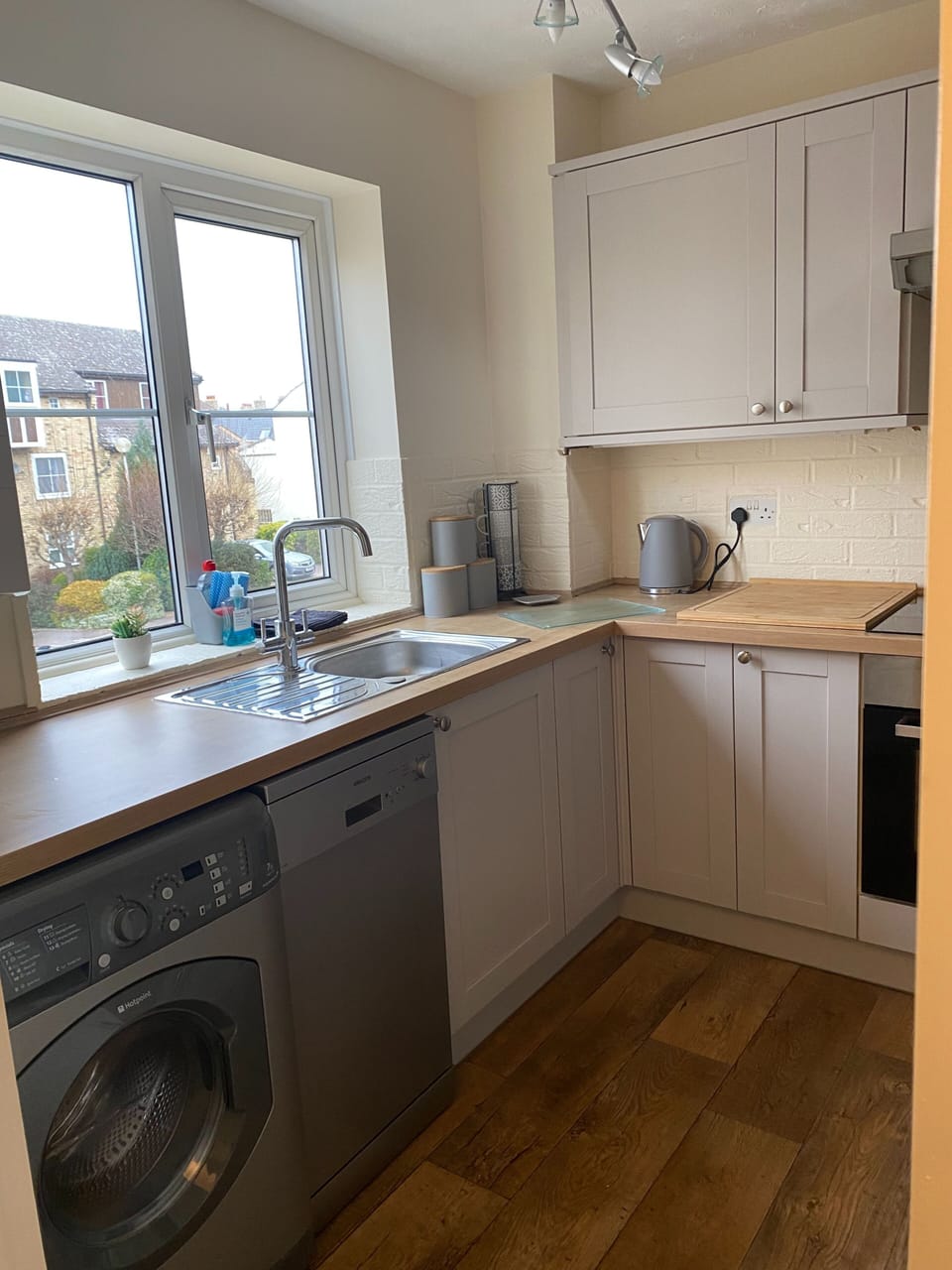 House, 3 Bedrooms, Balcony, River View | Private kitchen | Fridge, microwave, dishwasher, electric kettle