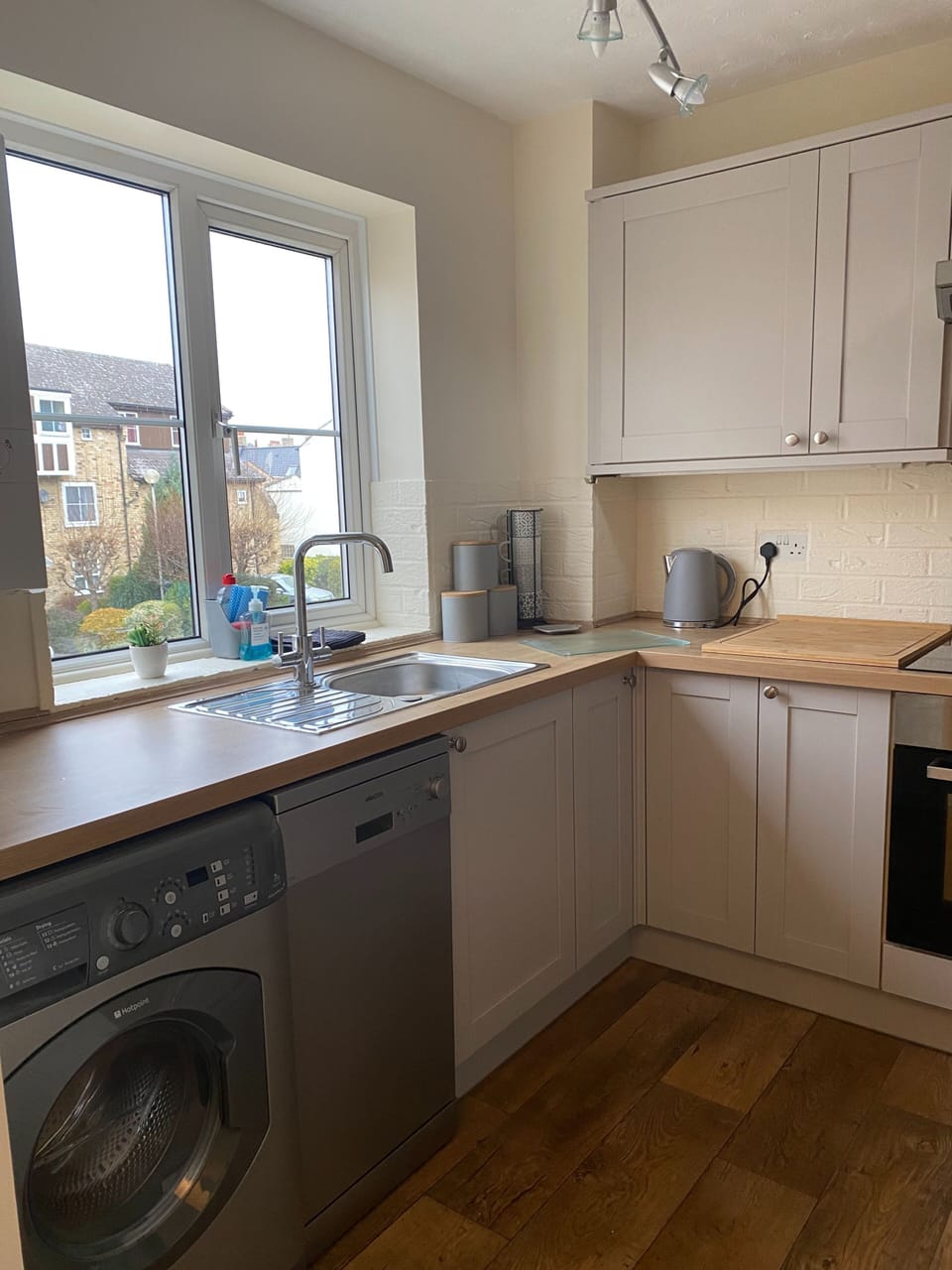 House, 3 Bedrooms, Balcony, River View | Private kitchen | Fridge, microwave, dishwasher, electric kettle