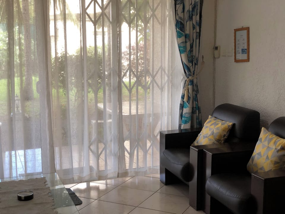 Apartment, 2 Bedrooms, Accessible, Smoking | Living room | Books