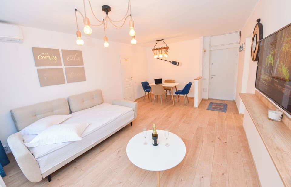Apartment, 1 Bedroom, City View | Living room