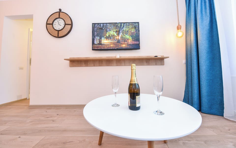 Apartment, 1 Bedroom, City View | Living room