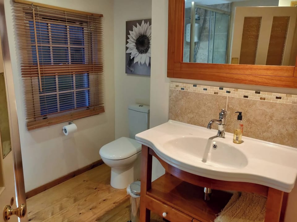 House, 4 Bedrooms, Fireplace, Garden View | Bathroom | Combined shower/tub, towels