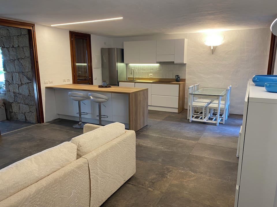 House, 3 Bedrooms, Smoking, Balcony | Living area | Books