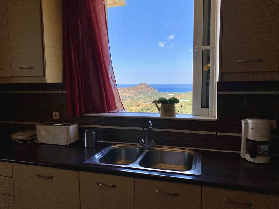 Imagine to cook here, while you gaze the sea!