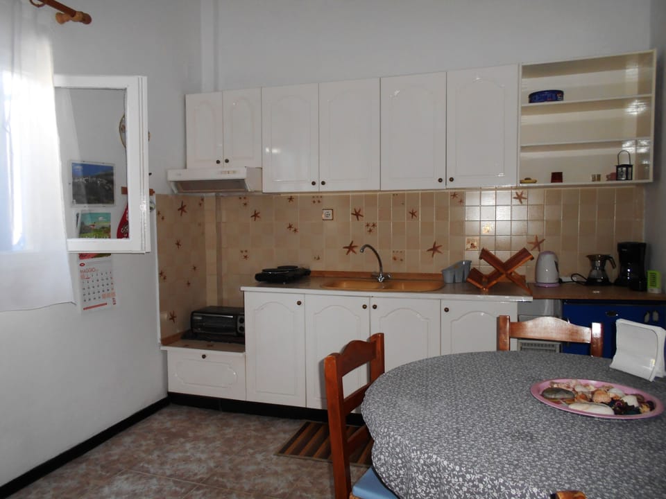 Apartment, 1 Bedroom, Balcony, Garden View | Interior