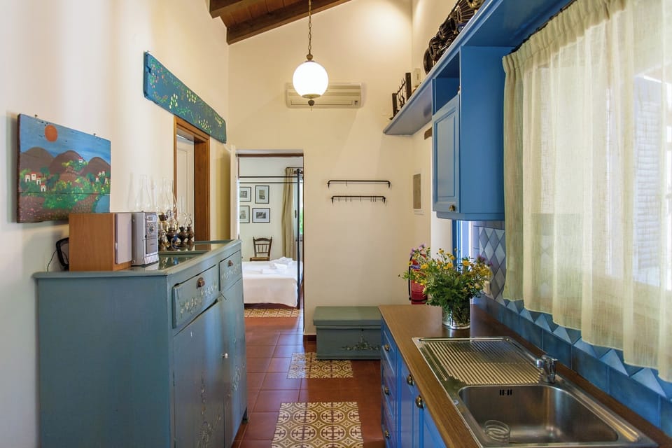 Apartment, 1 Bedroom, Smoking, Balcony | Living room | Books