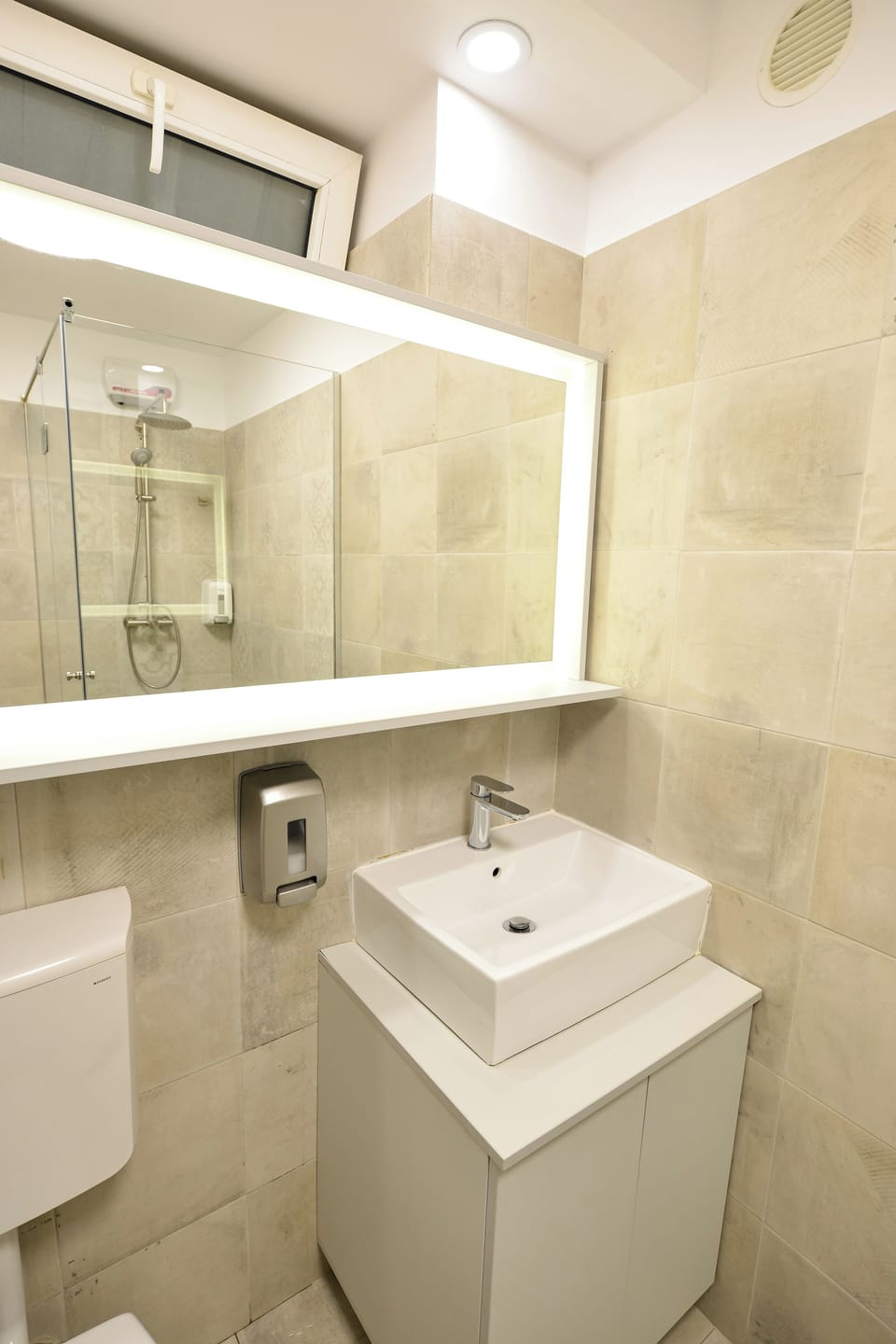 Twin I - One Bedroom - 4 Guests - Cismigiu Gardens Apartment in Bucharest